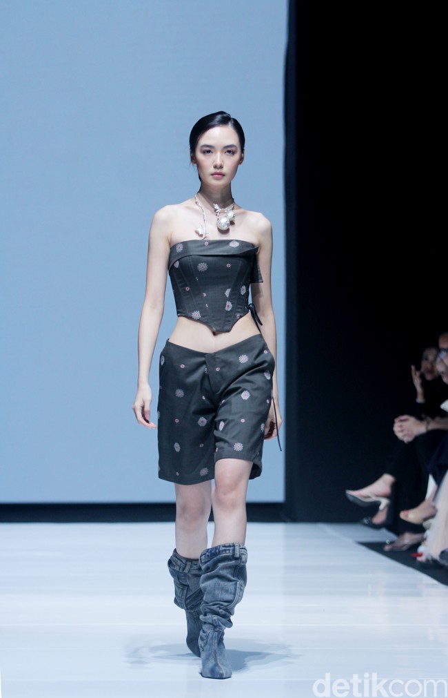 Inilah koleksi terbaru Hian Tjen mengangkat tenun songket Samba untuk Cita Tenun Indonesia [CTI], bertempat di La Piazza Fashion Tent, di Jf3 Fashion Festival 2024, Kelapa gading Jakarta, Jumat [26/7/2024]. Foto: Mohammad Abduh/detikcom.