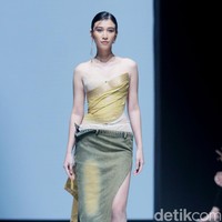 Inilah koleksi terbaru Hian Tjen mengangkat tenun songket Samba untuk Cita Tenun Indonesia [CTI], bertempat di La Piazza Fashion Tent, di Jf3 Fashion Festival 2024, Kelapa gading Jakarta, Jumat [26/7/2024]. Foto: Mohammad Abduh/detikcom.