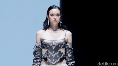 10 Foto Rancangan Busana Hian Tjen Angkat Tenun Songket Samba