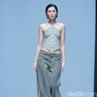 Inilah koleksi terbaru Hian Tjen mengangkat tenun songket Samba untuk Cita Tenun Indonesia [CTI], bertempat di La Piazza Fashion Tent, di Jf3 Fashion Festival 2024, Kelapa gading Jakarta, Jumat [26/7/2024]. Foto: Mohammad Abduh/detikcom.