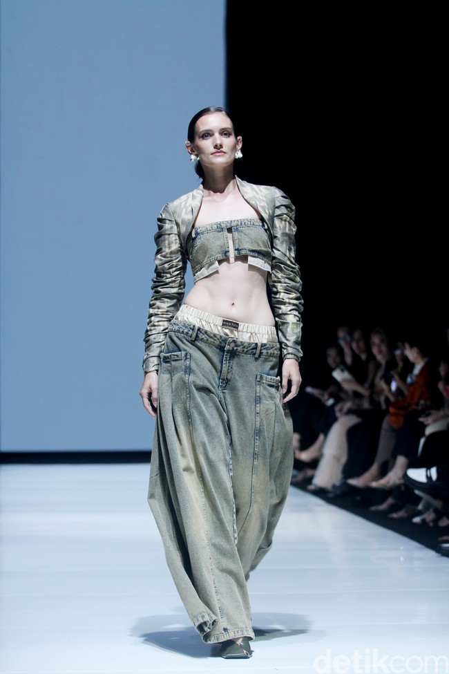 Inilah koleksi terbaru Hian Tjen mengangkat tenun songket Samba untuk Cita Tenun Indonesia [CTI], bertempat di La Piazza Fashion Tent, di Jf3 Fashion Festival 2024, Kelapa gading Jakarta, Jumat [26/7/2024]. Foto: Mohammad Abduh/detikcom.