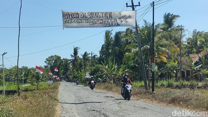 Kondisi jalan penghubung Panjatan, Sentolo dan Lendah di Kulon Progo yang rusak, Senin (5/8/2024).