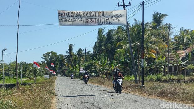 Kondisi jalan penghubung Panjatan, Sentolo dan Lendah di Kulon Progo yang rusak, Senin (5/8/2024).