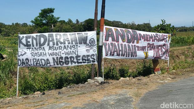 Kondisi jalan penghubung Panjatan, Sentolo dan Lendah di Kulon Progo yang rusak, Senin (5/8/2024).
