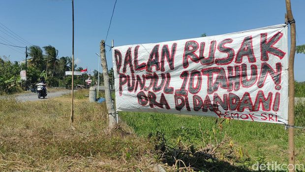 Kondisi jalan penghubung Panjatan, Sentolo dan Lendah di Kulon Progo yang rusak, Senin (5/8/2024).