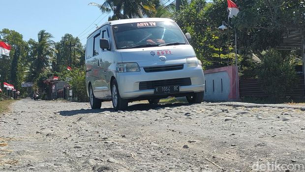 Kondisi jalan penghubung Panjatan, Sentolo dan Lendah di Kulon Progo yang rusak, Senin (5/8/2024).