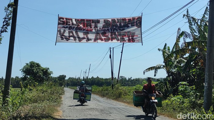 Kondisi jalan penghubung Panjatan, Sentolo dan Lendah di Kulon Progo yang rusak, Senin (5/8/2024).