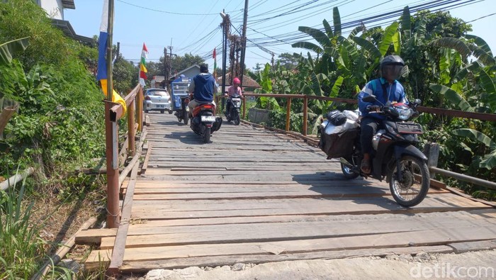 Kondisi jembatan darurat di Desa Cempaka, Kecamatan Plumbon, Kabupaten Cirebon