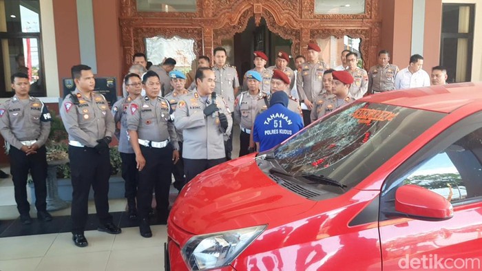 Konferensi pers di Mapolres Kudus, Senin (5/8/2024), soal kasus mobil tabrak polisi di jalanan Kudus.