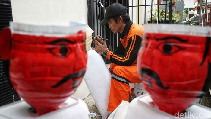 Kreatif! Galon Bekas Disulap jadi Ondel-ondel untuk Pot Bunga Di tangan petugas PPSu Jakarta galon plastik bekas bisa diubah jadi barang seni. Galon tersebut diubah jadi ondel-ondel dan tempat sampah.
