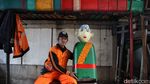 Kreatif! Galon Bekas Disulap jadi Ondel-ondel untuk Pot Bunga