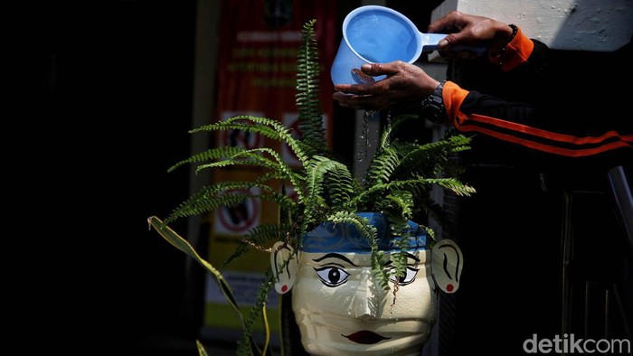 Di tangan petugas PPSu Jakarta galon plastik bekas bisa diubah jadi barang seni. Galon tersebut diubah jadi ondel-ondel dan tempat sampah.
