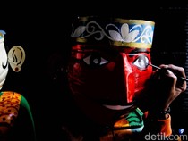 Kreatif! Galon Bekas Disulap jadi Ondel-ondel untuk Pot Bunga