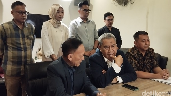 Kuasa hukum Tim Penyelamat PBB Agus Slamet Hidayat (tengah) Mantan Waketum PBB Fuad Zakaria (kanan). (Maulana Ilhami Fawdi/detikcom)