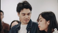 Wanita asal Wonogiri ini juga sudah dilamar oleh Mikha Angelo tahun lalu. Pada momen tersebut, ia juga mendapat kue dengan desain menyerupai mangkuk Bakso Afung. Lucu ya? Foto:  Instagram @gregoriamrska