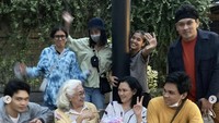 Atlet 25 tahun yang dekat dengan keluarga Mikha itu juga pernah ikut memberi kejutan kue ulang tahun ke ibunda Mikha. Foto: Instagram