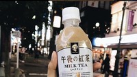 Wanita kelahiran 1999 itu juga menunjukkan minuman milk tea yang ia beli di Jepang. Merek milk tea itu memang terkenal enak di Jepang, kemasannya pun spesial ada tokoh karakter film ‘Toy’s Story’.  Foto:  Instagram @gregoriamrska