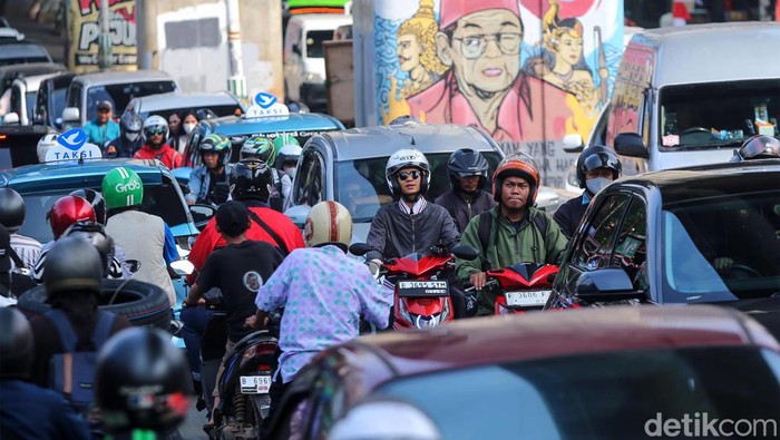Lalu Lintas di Cipulir Merayap Imbas Proyek Galian Proyek galian di Jalan Ciledug Raya, tepatnya di Cipulir mengakibatkan arus lalu lintas merayap. Kondisi ini terjadi pada jam sibuk seperti saat berangkat dan pulang kerja.