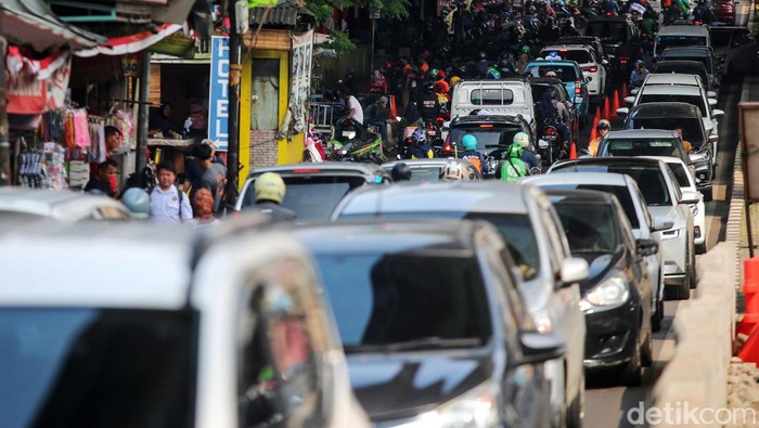 Lalu Lintas di Cipulir Merayap Imbas Proyek Galian Proyek galian di Jalan Ciledug Raya, tepatnya di Cipulir mengakibatkan arus lalu lintas merayap. Kondisi ini terjadi pada jam sibuk seperti saat berangkat dan pulang kerja.