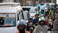 Kawasan itu macet akibat proyek galian pipa jacking Dinas Sumber Daya Air DKI Jakarta.