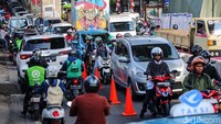 Arus lalu lintas di kawasan ITC Cipulir merayap, Senin (5/8/2024).