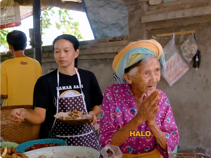 Nenek berusia 90 tahun masih jualan lawar sapi