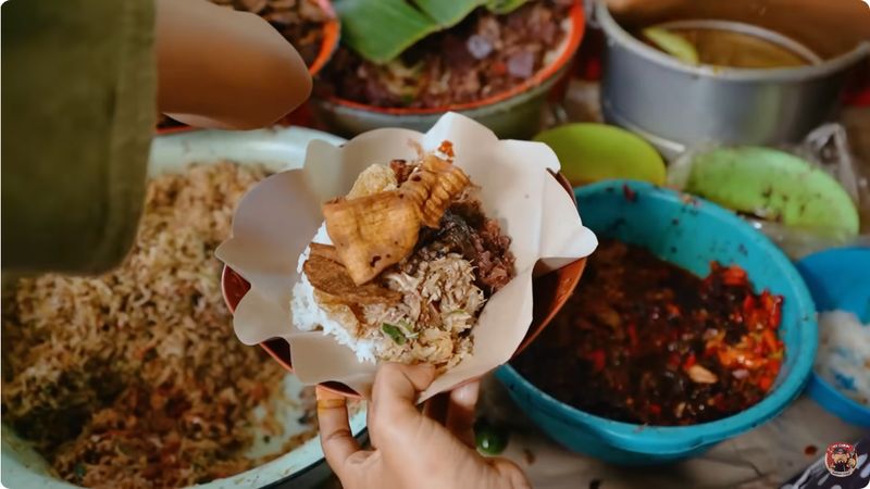 Nenek berusia 90 tahun masih jualan lawar sapi