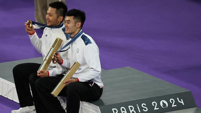 Paris 2024 Olympics - Badminton - Mens Doubles Victory Ceremony - Porte de La Chapelle Arena, Paris, France - August 04, 2024. Gold medallists Chi-Lin Wang of Taiwan and Yang Lee of Taiwan pose with their medals on the podium during the ceremony. REUTERS/Hamad I Mohammed