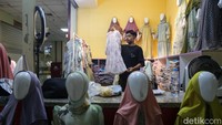 Perusahaan riset publik, IPSOS, menyebutkan bahwa metode berjualan live shopping yang dalam beberapa tahun terakhir diadopsi secara masif oleh para pelaku Usaha Mikro, Kecil, dan Menengah (UMKM) di ruang digital masih akan tetap jadi primadona untuk 2024.  