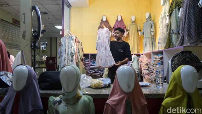 Perusahaan riset publik, IPSOS, menyebutkan bahwa metode berjualan live shopping jadi primadona untuk 2024. Cara ini meningkat penjualan pedagang.