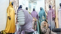 IPSOS juga menemukan ada empat kategori produk yang paling banyak dijual oleh pelaku UMKM secara daring dengan menggunakan metode live shopping.  