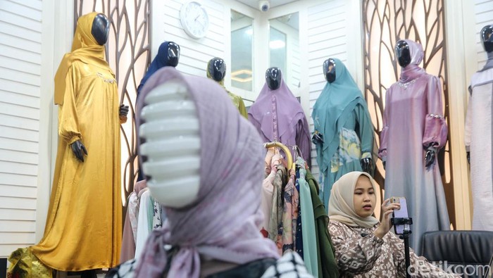 Perusahaan riset publik, IPSOS, menyebutkan bahwa metode berjualan live shopping jadi primadona untuk 2024. Cara ini meningkat penjualan pedagang.