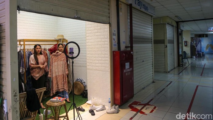Perusahaan riset publik, IPSOS, menyebutkan bahwa metode berjualan live shopping jadi primadona untuk 2024. Cara ini meningkat penjualan pedagang.