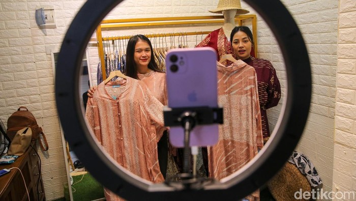 Live Shopping Jadi Metode Berjualan Paling Efektif Perusahaan riset publik, IPSOS, menyebutkan bahwa metode berjualan live shopping jadi primadona untuk 2024. Cara ini meningkat penjualan pedagang.