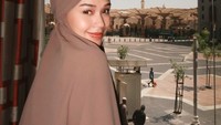 Lula Lahfah baru saja melaksanakan umroh bersama beberapa orang temannya. Sayangnya ada insiden tak enak yang terjadi hingga namanya disoroti oleh netizen. Foto: Instagram/lulalahfah