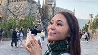 Jalan-jalan ke Universal Studio, Osaka, Jepang membuatnya gembira. Apalagi ketika mencicipi butterbeer di Wizarding World of Harry Potter. Foto: Instagram/lulalahfah