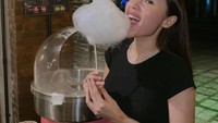 Lula Lahfah juga pribadi yang sedang mencoba hal baru. Ia tak sungkan untuk membuat gulali kapas di salah satu restoran yang dikunjunginya. Foto: Instagram/lulalahfah