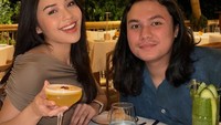 Tidak hanya sendirian, Lula sering berlibur bersama teman-temannya apalagi ke Bali. Kekompakannya dengan Keanu Angelo terlihat saat keduanya makan malam di St-Jacques, Bali. Foto: Instagram/lulalahfah