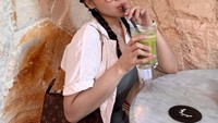 Menjaga kesehatannya, Lula Lahfah juga sering memesan minuman berbahan sayuran dan buah. Smoothie dan jus menjadi salah satu menu andalan saat ke restoran. Foto: Instagram/lulalahfah