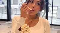 Pada suatu kesempatan, Lula Lahfah juga mengunjungi Jepang. Di sana ia mencicipi es krim dari sebuah toko yang terkenal dengan es krimnya yang manis lembut. Foto: Instagram/lulalahfah
