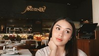 Tamasya ke luar negeri begitu rutin dilakukan oleh Lula. Termasuk ketika bepergian demi mencicipi restoran steak milik Salt Bae. Foto: Instagram/lulalahfah