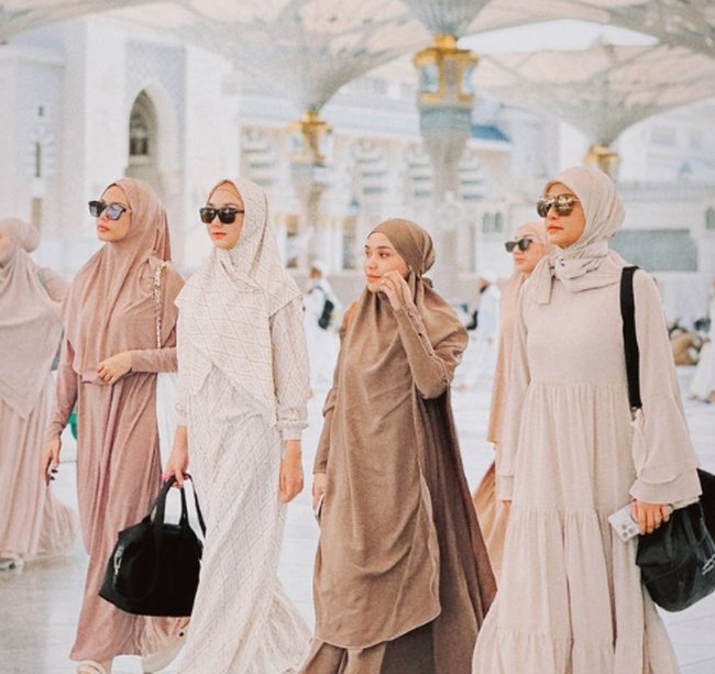 Momen spesial umrah bersama para sahabat, mereka tampil elegan dalam busana warna earth tone dan pastel. Lula Lahfah memakai khimar yang senada dengan abaya serba cokelat, Dara yang memakai hijab instan serba pastel pink, Sabine mengenakan hijab segi empat yang senada dengan dres motif warna putih, sedangkan Karin memakai maxi dress dengan detail ruffle bertingkat pada bagian bawah.  Foto: Instagram/lulalahfah.