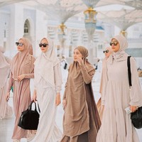Momen spesial umrah bersama para sahabat, mereka tampil elegan dalam busana warna earth tone dan pastel. Lula Lahfah memakai khimar yang senada dengan abaya serba cokelat, Dara yang memakai hijab instan serba pastel pink, Sabine mengenakan hijab segi empat yang senada dengan dres motif warna putih, sedangkan Karin memakai maxi dress dengan detail ruffle bertingkat pada bagian bawah.  Foto: Instagram/lulalahfah.