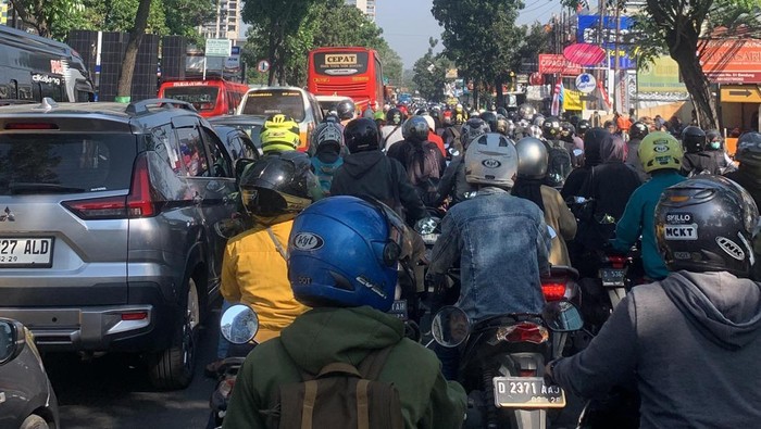 Macet di Jalan Ahmad Yani Bandung.