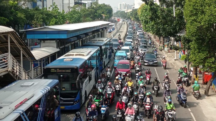 Lalu Lintas Mampang Menuju Kuningan Lumpuh, Kendaraan Serobot Jalur Bus TransJakarta