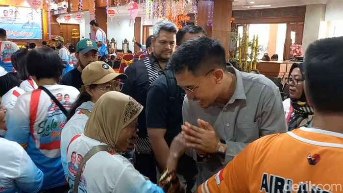 Mangkunegara X saat datang konsolidasi dengan relawan di Gedung Dewa Dewi, Kelurahan Gilingan, Kecamatan Banjarsari, Kota Solo, Senin (5/8/2024).