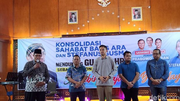 Mangkunegara X saat datang konsolidasi dengan relawan di Gedung Dewa Dewi, Kelurahan Gilingan, Kecamatan Banjarsari, Kota Solo, Senin (5/8/2024).