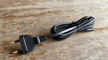 Marshall menyertakan kabel power. Foto: Adi Fida Rahman/detikINET