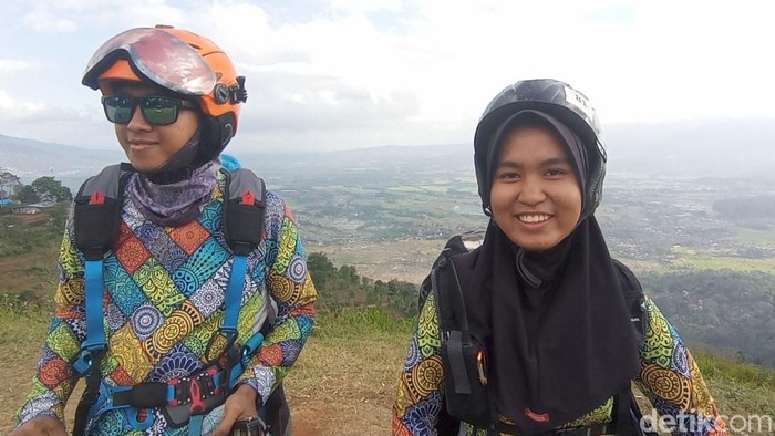 Maryam dan Cepi atlet paralayang Kabupaten Tasikmalaya.