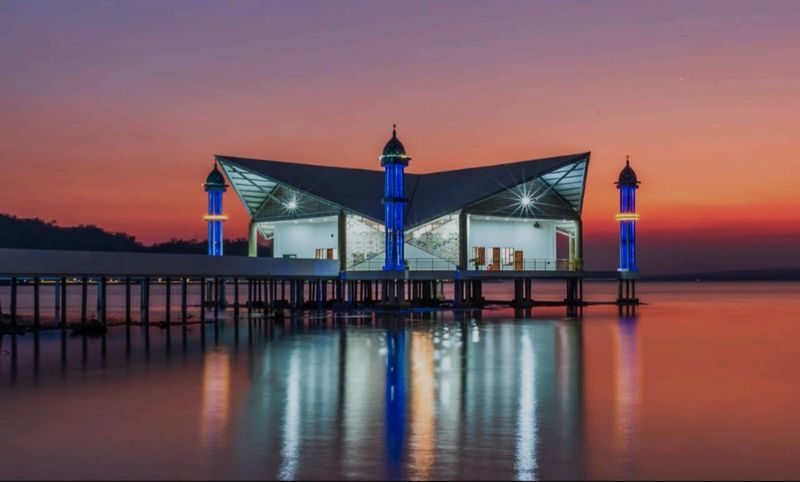 Masjid Terapung yang berada di kawasan Pantai Amahami, Kota Bima. (Dok. Dina Pariwisata Kota Bima)